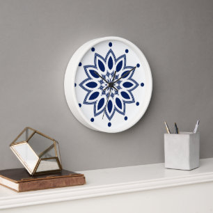 Weißes und marineblaues abstraktes Blumenmuster Uhr