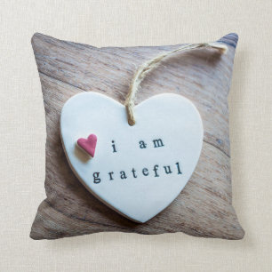 Weißes und rotes Herz auf Holz Kissen