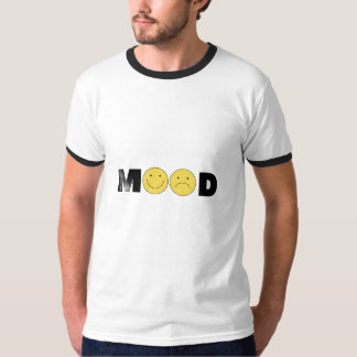 Weißes und schwarzes T-Shirt. T-Shirt