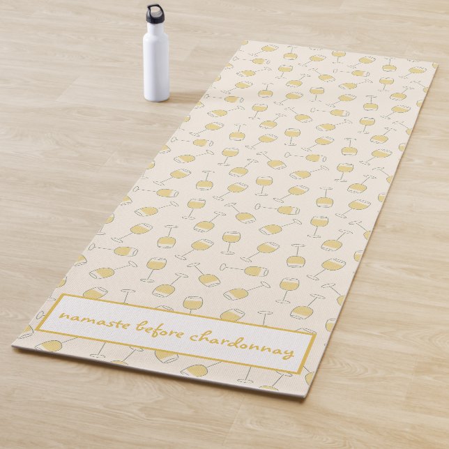 Weißes Weinglas Namaste vor Chardonnay Yogamatte (Beispiel)