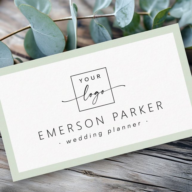 Weißes, weißes, hellgrün gestrichenes Logo Visitenkarte (Light sage green border white minimalist logo business card)