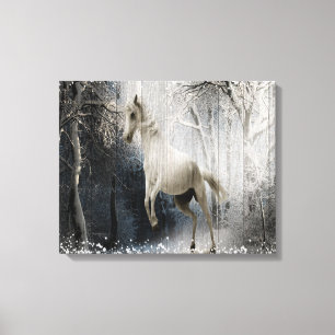 Weißes Winterpferd im Bergwald Leinwanddruck