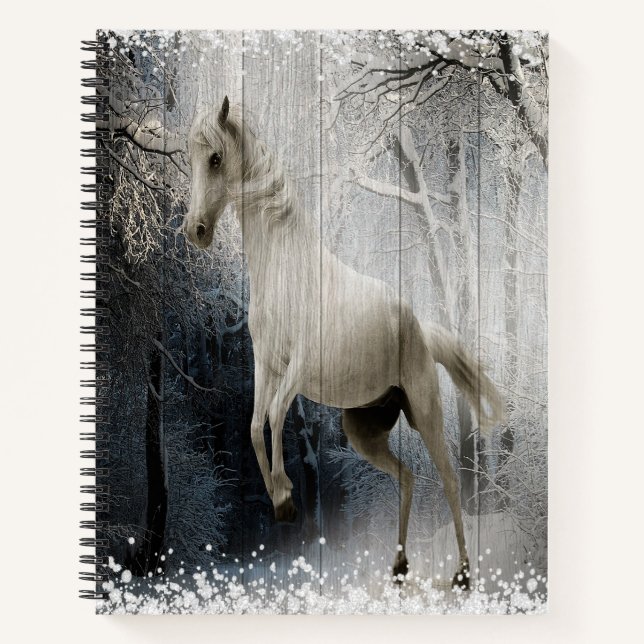 Weißes Winterpferd im Bergwald Notizbuch (Vorderseite)