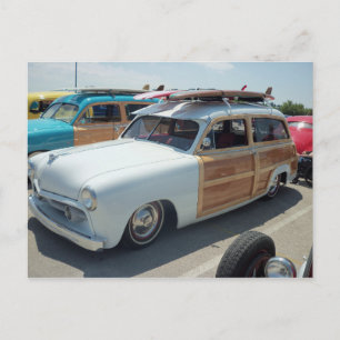 Weißes Woody mit Surfbrett. Postkarte