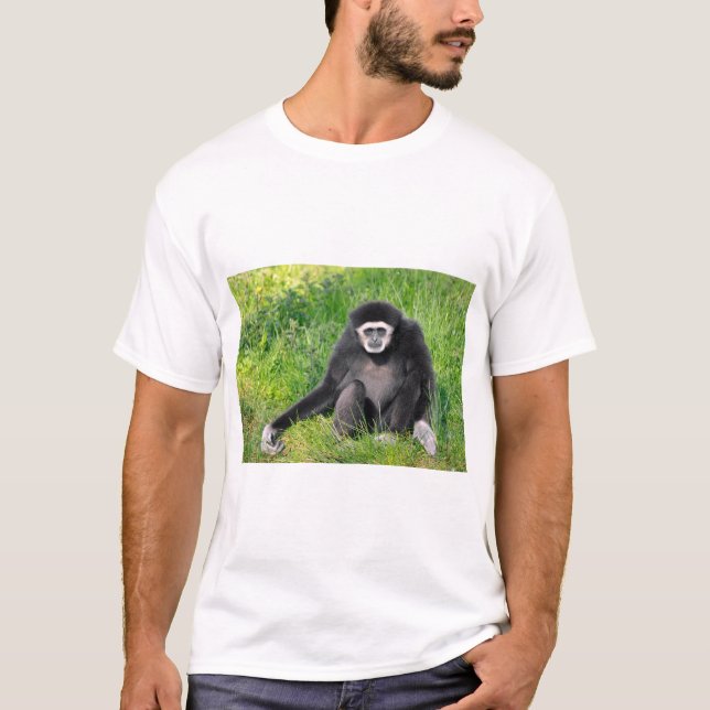 Weißgänger Gibbon auf Gras T-Shirt (Vorderseite)