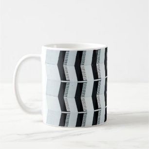 Weißgestrichenes Gebäude Kaffeetasse