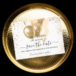 Weißgoldballons zum Geburtstag Save the Date Ankündigungspostkarte<br><div class="desc">Ein schick weißer Hintergrund mit vergoldetem Glitzer und Imitaten. Personalisieren und fügen Sie Datum und Name/Alter hinzu. Der Text: Save the Date ist mit einem großen angesagten,  handgeschriebenen Stilskript geschrieben.</div>