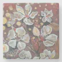 Weißkirsche blüht im Hintergrund