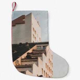 WEISSKONKRETES GEBÄUDE KLEINER WEIHNACHTSSTRUMPF