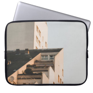 WEISSKONKRETES GEBÄUDE LAPTOPSCHUTZHÜLLE