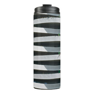 WEISSKONKRETES GEBÄUDE THERMOSBECHER