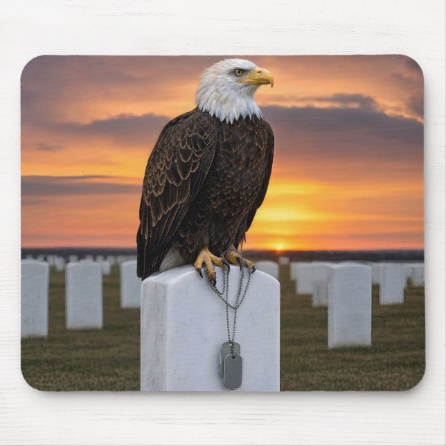 Weißkopfseeadler auf einem Grabstein mit Hundemark Mousepad (Vorne)
