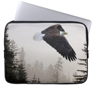 Weißkopfseeadler durch Nebel fliegend Laptopschutzhülle