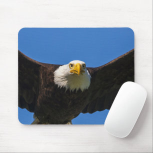 Weißkopfseeadler fliegt ganz nah vorbei mousepad
