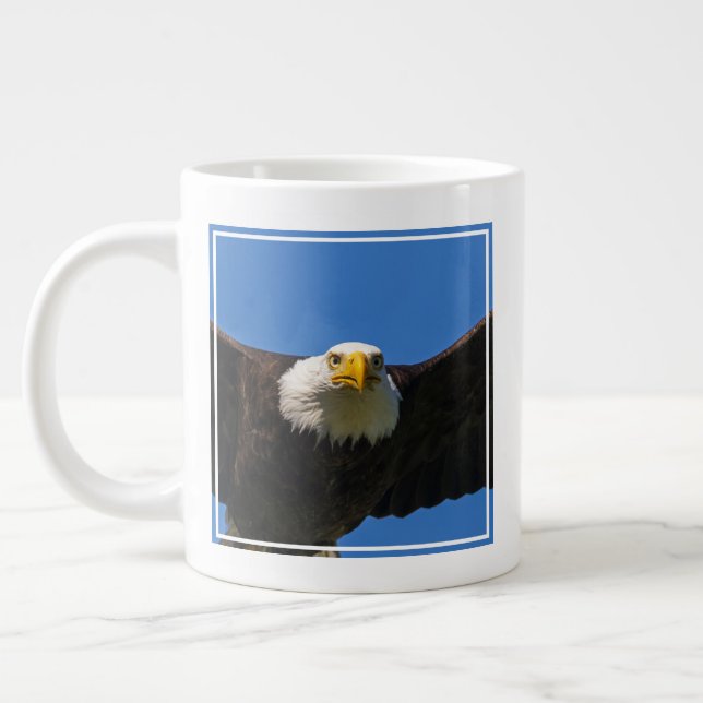 Weißkopfseeadler Flug nah Jumbo-Tasse (Links)