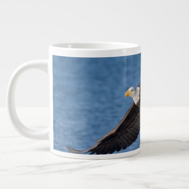 Weißkopfseeadler im Flug Jumbo-Tasse (Links)