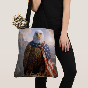 Weißkopfseeadler mit amerikanischer Flaggenumhang