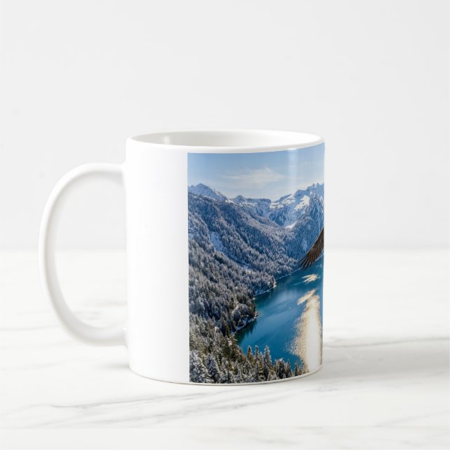 Weißkopfseeadler über einem See schwebend Kaffeeta Kaffeetasse (Links)
