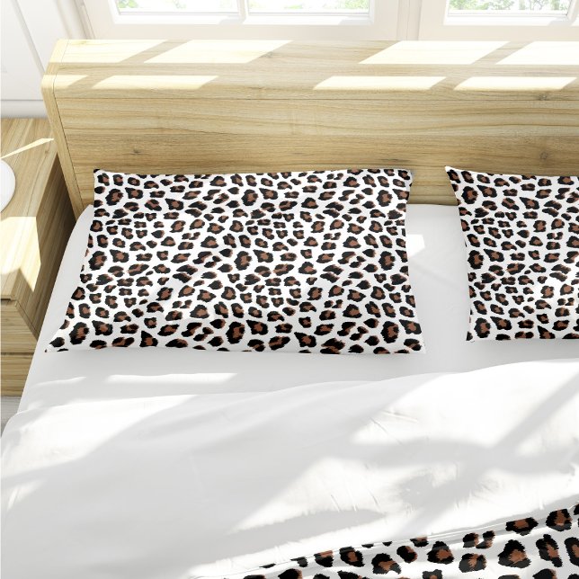 Weißleopard Kissenbezug (White Leopard Print Pillow Case by Looly Elzayat
)