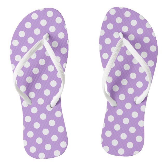 Weißpolka-Punkte auf Lila Flip Flops (Fußbett)