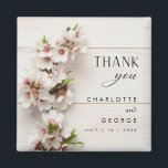 Weißrosa Floral | Gastgeschenk Hochzeit Magnet<br><div class="desc">Wir entwarfen diese weißen rosa Blumen | Gastgeschenk Hochzeit Magnet für Ihre schöne Hochzeit. Sie können den Text mit dem Namen Braut und Bräutigam ändern,  leicht personalisieren und anpassen</div>
