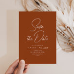 Weißtypografie Terracotta Hochzeit Save The Date<br><div class="desc">bohemianisches Terrakotta-Design mit stilvollen modernen Schriften. Unsere schöne personalisierte Hochzeit speichern die Dattelkarten ein atemberaubendes Design,  das jedes Hochzeitthema ergänzt. Auf der Vorderseite der Karte befindet sich ein personalisierter Text und ein schönes Bild.</div>