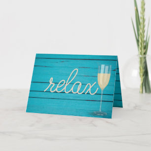 Weißwein und Seiltexte auf türkisfarbenem Holz Karte
