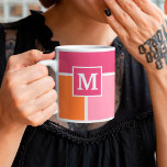 Weite Streifen mit Monogramm Kaffeetasse<br><div class="desc">Streifen von weich bis fett rosa und orange mit Ihrer Monogram. Bringen Sie etwas Glück in Ihrem Leben mit diesen knackigen Farben.</div>