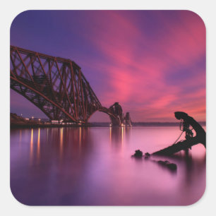 Weiter Schienen-Brücke an Sonnenuntergang Quadratischer Aufkleber