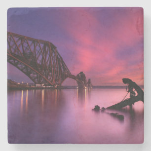 Weiter Schienen-Brücke an Sonnenuntergang Steinuntersetzer