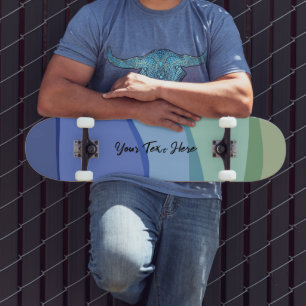 Weitläufiger, moderner Design hellblauer Text Skateboard