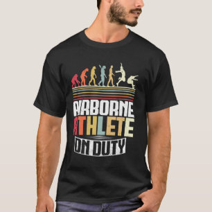 Weitsprung Weitspringer Athlet in der Luft im Dien T-Shirt