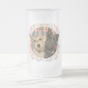 Weizenfarbene und schwarze Scotties auf Tartan Mattglas Bierglas
