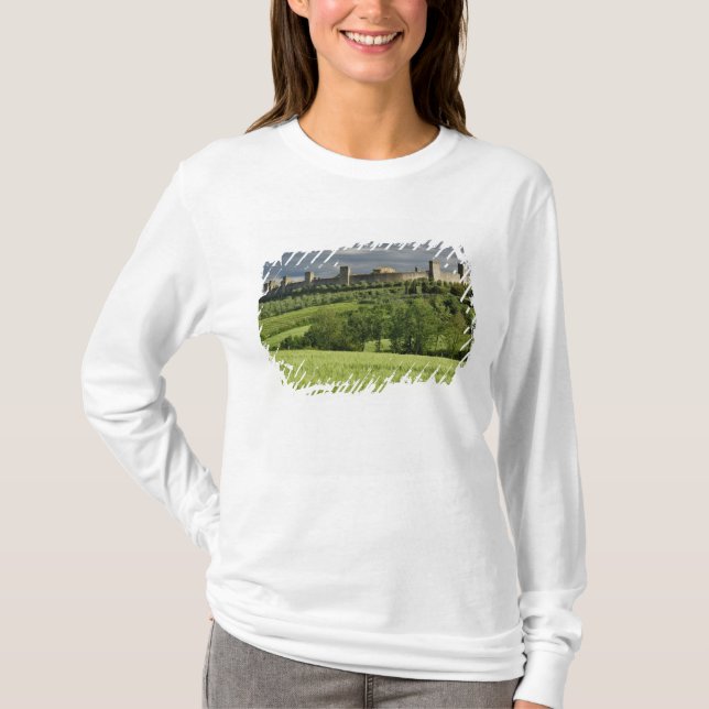 Weizenfeld und ferner Monteriggioni, im T-Shirt (Vorderseite)