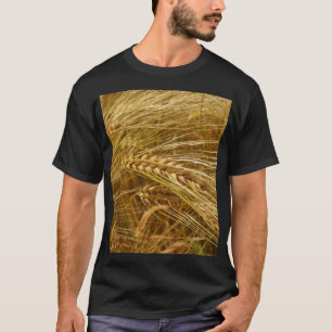 Weizenkörner auf dem Feld. Es ist ernte Zeit! T-Shirt