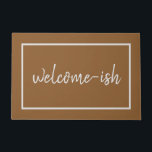 "Welcome-ish" Funny Introvert Antisocial Fußmatte<br><div class="desc">Es ist lustig,  weil es wahr ist. Du bist willkommen. Diese humorvolle Türmatte ist für Introvertierte,  sozial und sozial Unbehagliche,  die Gäste mit ein wenig Zögern und vielleicht sogar etwas Angst empfangen. Einfache,  elegante Schrift-Typografie auf einem taupe,  cocomat-farbenen Hintergrund. Unerwartet,  sonderbar und nur ein wenig sarkastisch.</div>