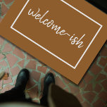 "Welcome-ish" Funny Introvertiert Antisocial Door  Fußmatte<br><div class="desc">Es ist lustig,  weil es wahr ist. Du bist willkommen. Diese humorvolle Türmatte ist für Introvertierte,  sozial und sozial Unbehagliche,  die Gäste mit ein wenig Zögern und vielleicht sogar etwas Angst empfangen. Einfache,  elegante Schrift-Typografie auf einem bräunlichen,  cocomat-farbenen Hintergrund. Unerwartet,  sonderbar und nur ein wenig sarkastisch.</div>