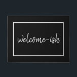 "Welcome-ish" Funny Introvertierte Antisocial Text Fußmatte<br><div class="desc">Es ist lustig,  weil es wahr ist. Du bist willkommen. Diese humorvolle Texttür-Matte ist für Introvertierte,  die Antisozial,  und die sozial Unbehaglichen,  die Gäste mit ein wenig Zögern und vielleicht sogar etwas Angst empfangen. Einfache,  elegante Schrift Typografie auf klassischem schwarzen Hintergrund. Unerwartet,  sonderbar und nur ein wenig sarkastisch.</div>