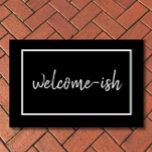 "Welcome-ish" Funny Introvertierte Antisocial Text Fußmatte<br><div class="desc">Es ist lustig, weil es wahr ist. Du bist willkommen. Diese humorvolle Texttür-Matte ist für Introvertierte, die Antisozial, und die sozial Unbehaglichen, die Gäste mit ein wenig Zögern und vielleicht sogar etwas Angst empfangen. Einfache, elegante Schrift Typografie auf klassischem schwarzen Hintergrund. Unerwartet, sonderbar und nur ein wenig sarkastisch.</div>
