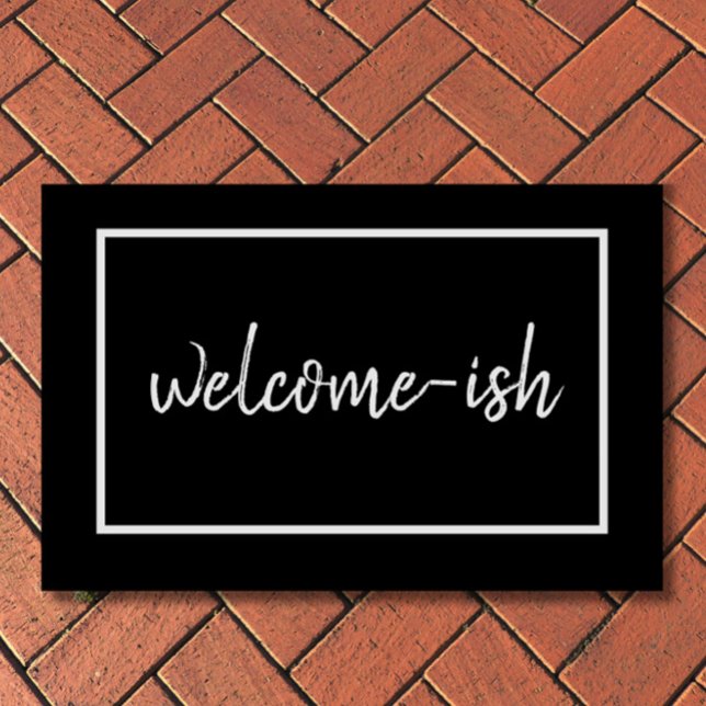 "Welcome-ish" Funny Introvertierte Antisocial Text Fußmatte ("Welcome-ish" reads this funny, sarcastic doormat for introverts, the antisocial and lovably grumpy.)