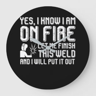 Welder auf Feuer zu Ende, während ich es ausstelle Große Wanduhr