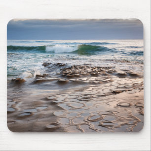 Welle bricht auf dem Strand, Kalifornien Mousepad