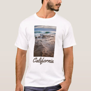 Welle bricht auf dem Strand, Kalifornien T-Shirt