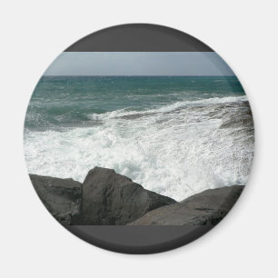 Welle, die auf großen Felsen bricht Magnet
