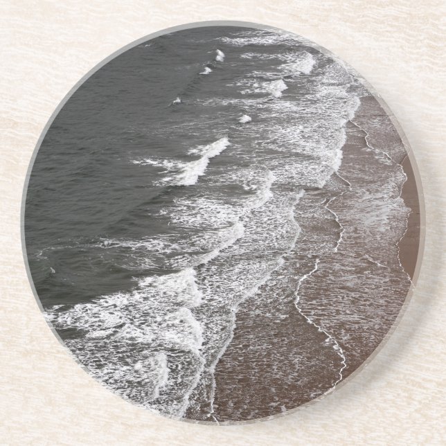 Wellen brechen auf einem Sandstrand Getränkeuntersetzer (Vorne)