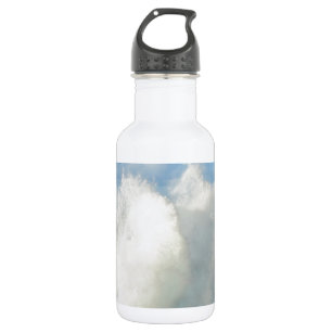 Wellen brechen auf einem vulkanischen Ufer Trinkflasche