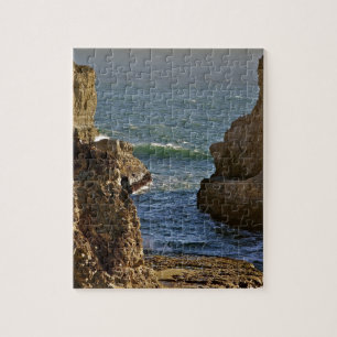 WELLEN, DIE AN DER FELSIGEN KALIFORNIEN-KÜSTE BREC PUZZLE