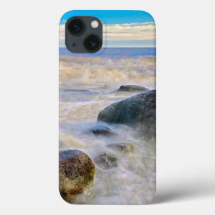 Wellen, die auf Felsen an der Küste stürzen Case-Mate iPhone Hülle