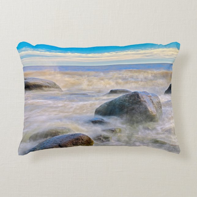 Wellen, die auf Felsen an der Küste stürzen Zierkissen (Vorderseite)