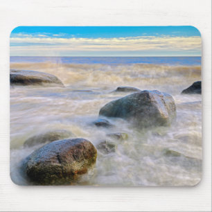 Wellen, die auf Küstenfelsen schlagen Mousepad
